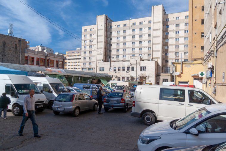 Átjáróház a csíkszeredai zöldségpiac az autósok számára