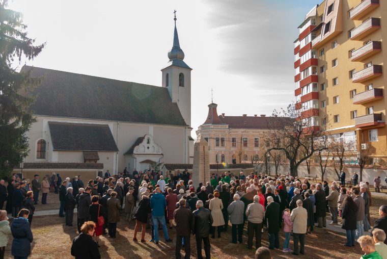 Regisztrációra kérik a Szent Kereszt Plébánia híveit a pápai szentmisére