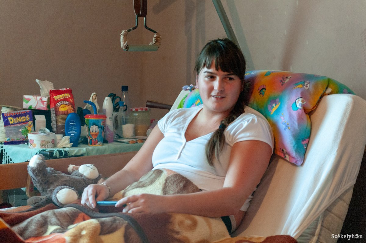 Bármilyen akadályba is ütközik, akkor is lábra áll – vallja a csíkszentmiklósi fiatal lány •  Fotó: Gábos Albin