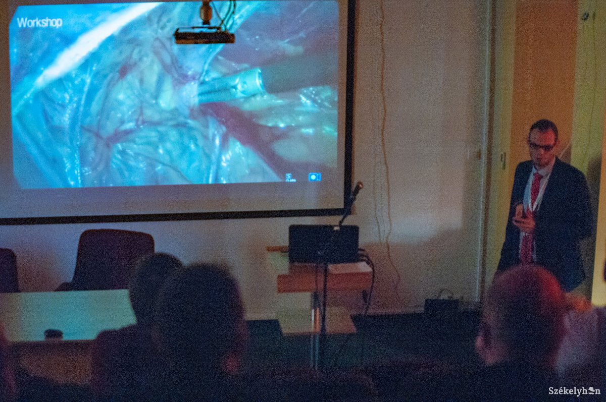 A műtétet Full HD minőségben közvetítették. A képen is látható műtőeszköz mindössze 5 mm átmérőjű •  Fotó: Gábos Albin