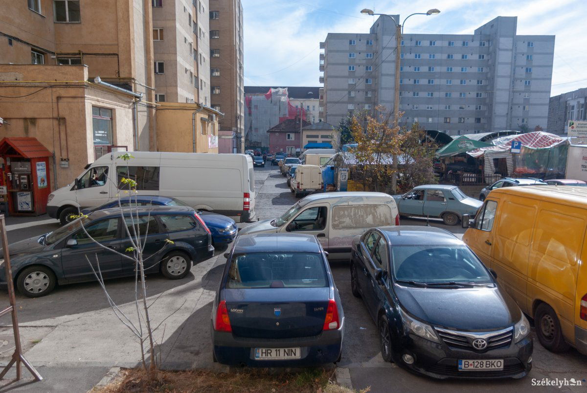 Torlódás a piac melletti parkolókban •  Fotó: Gábos Albin