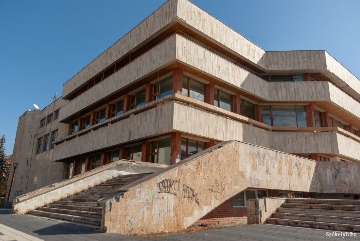 A Szakszervezetek Művelődési Háza öt éve került Csíkszereda tulajdonába. Vizsgálták az adásvételt • Fotó: Gábos Albin