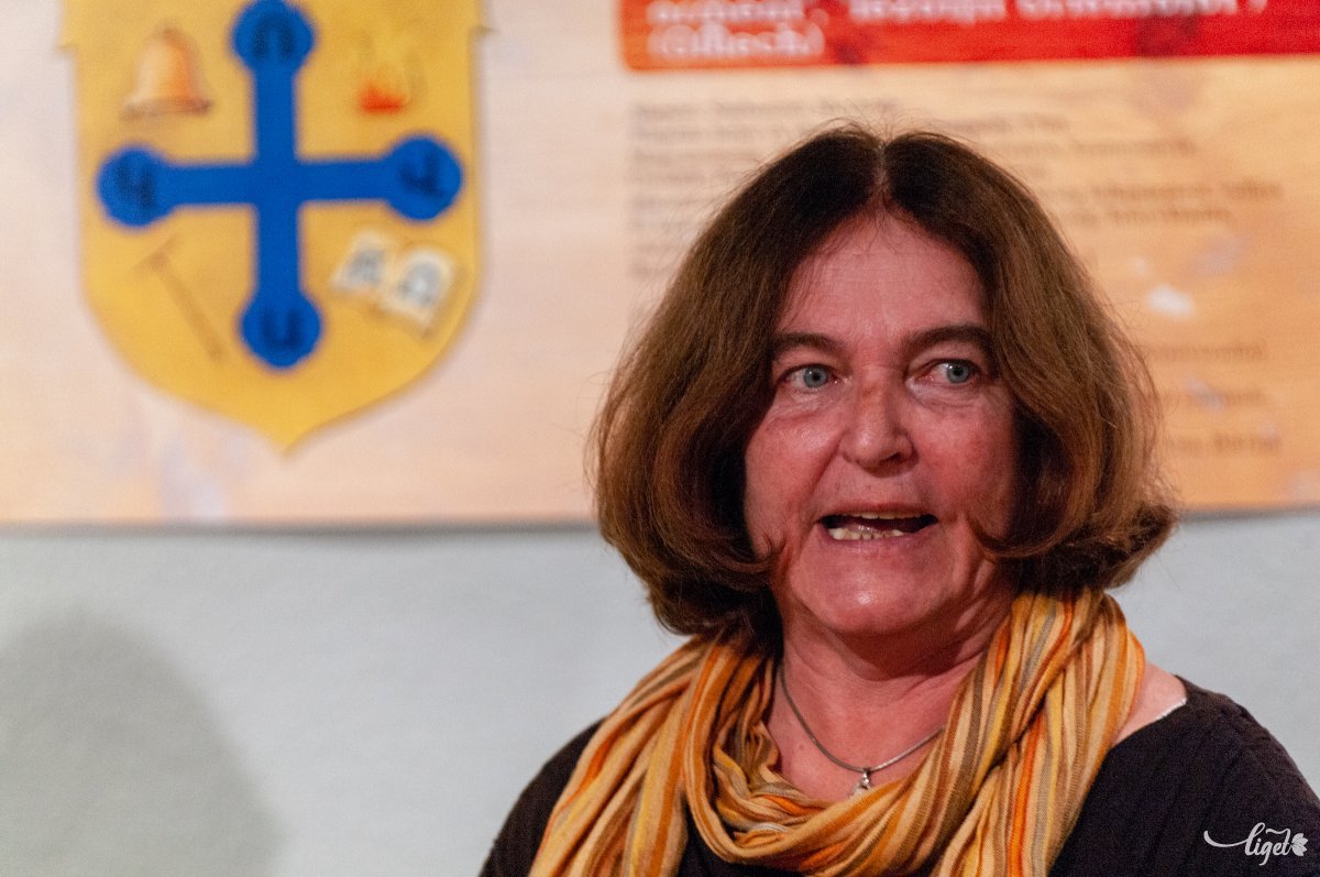 Saly Noémi, a kiállítás kurátora sok érdekes adalékot is elárult a tárlatvezetésen •  Fotó: Gábos Albin