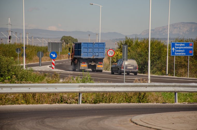 Autók az új csíkszeredai elkerülő úton