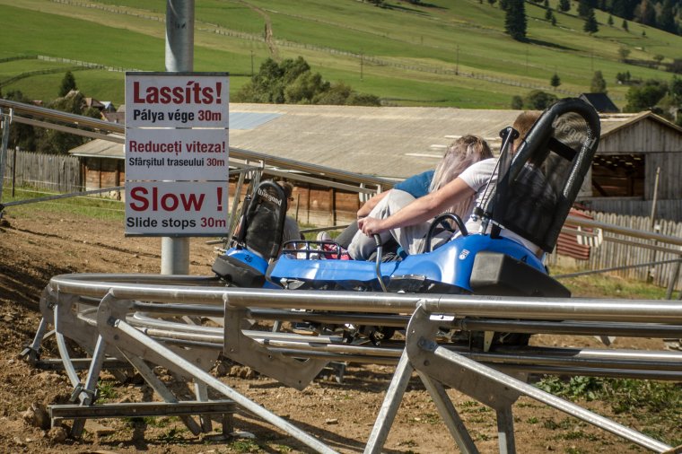 Bobpályák a hóhiány ellen: Brassópojána és Predeál is „nyári szánkókkal” csalogatná a turistákat