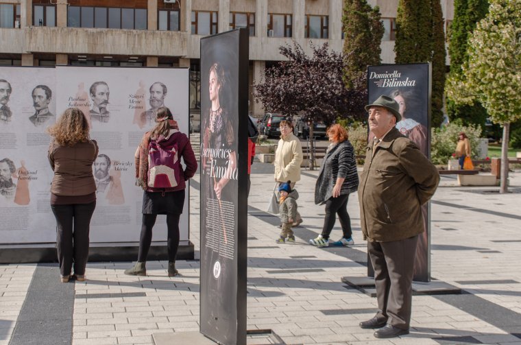Kültéri kiállítással irányítják rá a figyelmet a hiteles példaképekre