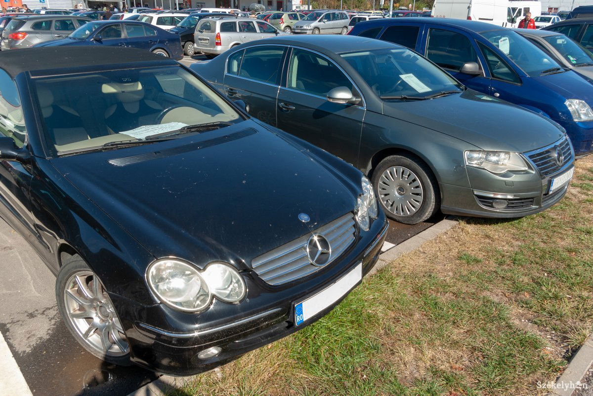 Továbbra is magas az autóvásárlási kedv. A bejegyzett járművek zöme több mint tízéves •  Fotó: Gábos Albin