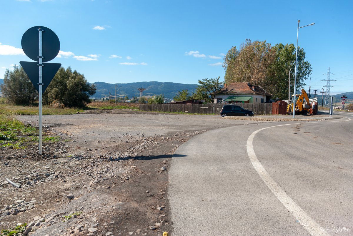 Az új útszakasz nyomvonala a vasút közelében vezet a Rét utcáig •  Fotó: Gábos Albin