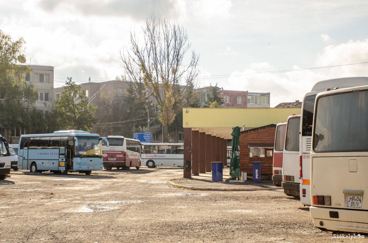 A buszállomáson nem parkolhatnak a távolsági járatok, ha megtörténik az átalakítás •  Fotó: Gecse Noémi