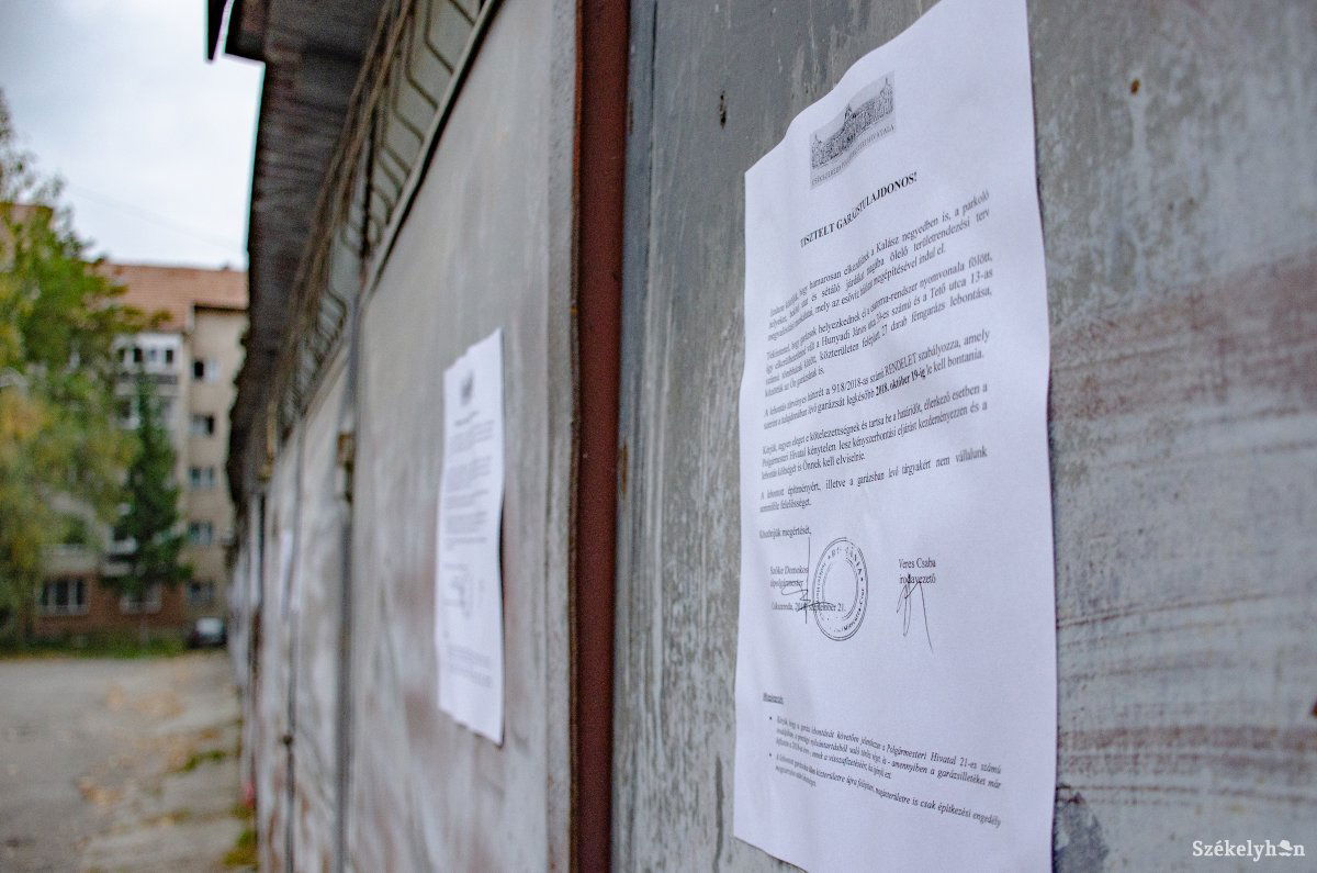 A garázsokat október 19-ig kell lebontaniuk a tulajdonosoknak • Fotó: Gecse Noémi