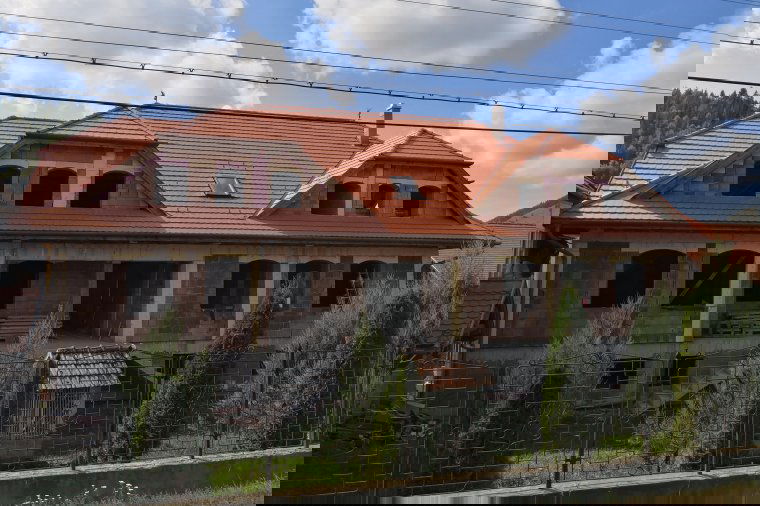 Látványos az előrelépés a gyimesfelsőloki új plébániaépületnél