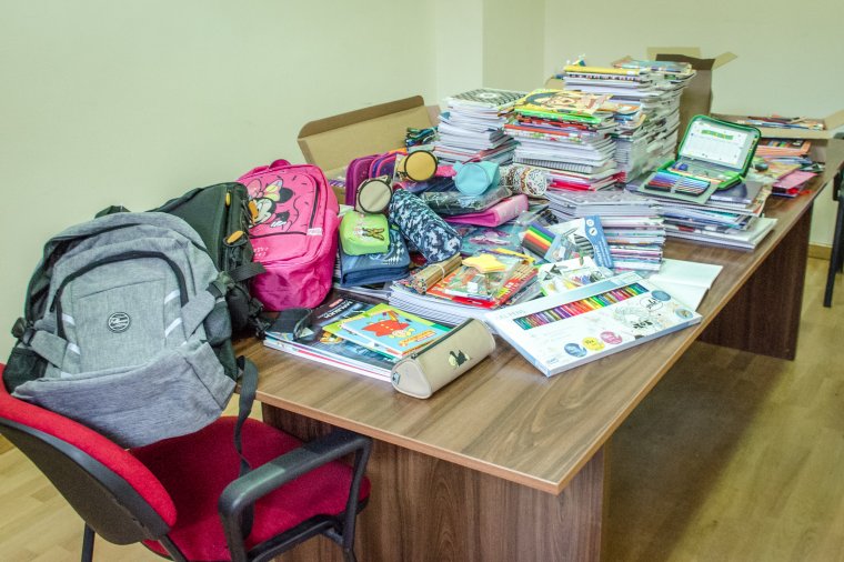 Jótékonysági tanszergyűjtő akciót szerveznek Csíkszeredában