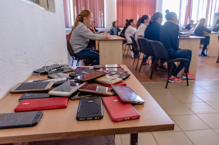 Telefonmentes tanórák – jó ez így?