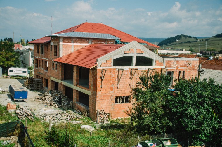 Tető került a mozgássérültek egyesületének új központjára