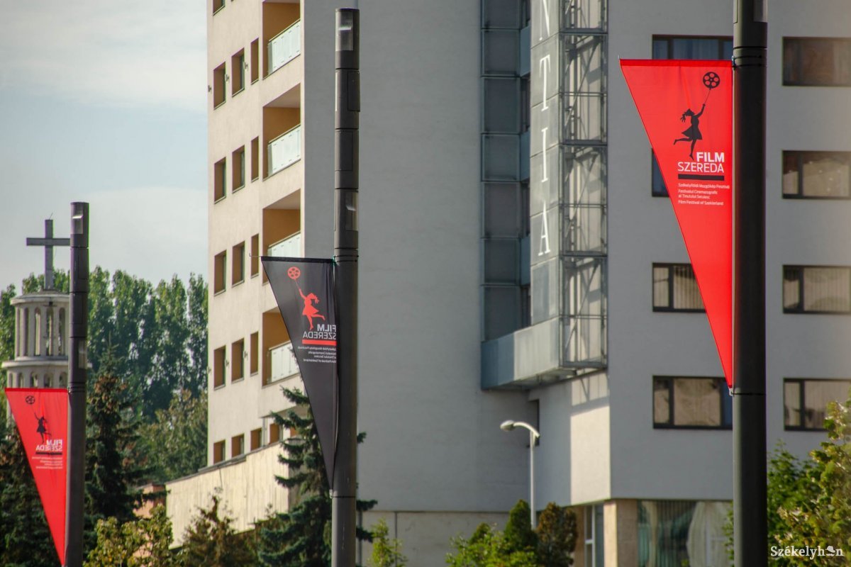 Filmszeredát promózó zászlócskák Csíkszereda központjában. Újabb filmszemle kezdődik a városban &bullet;  Fotó: Gecse Noémi