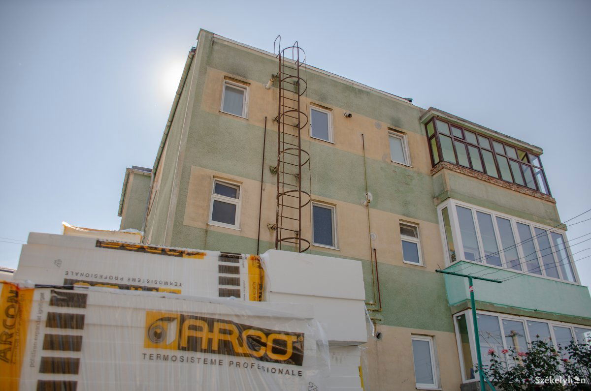 A Brassói út 6. számú társasház. Késett, de végül csak elkezdődött a szigetelés •  Fotó: Gecse Noémi