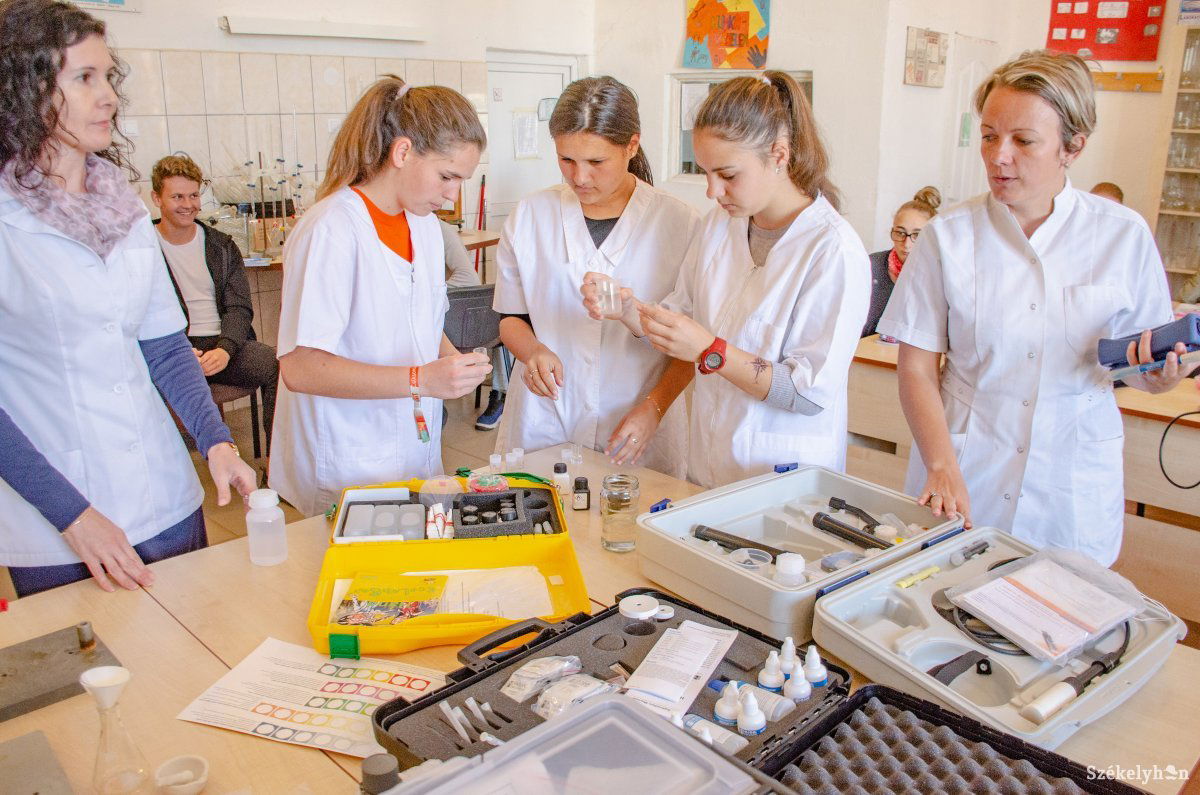 Az eszközöket a négy környezetvédelmi osztály 118 diákja használja majd • Fotó: Gecse Noémi