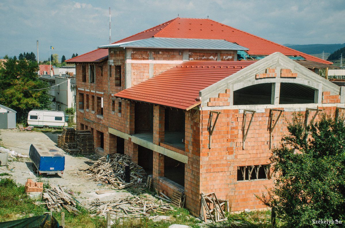 Befödték az épületet, de további adományokra van szükség a folytatáshoz • Fotó: Gecse Noémi