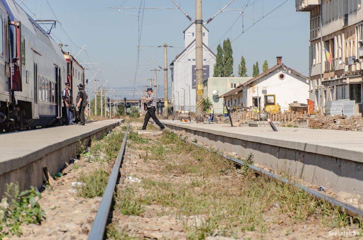 Az első vágány melletti peron is készül. Áthaladás csak kijelölt helyen •  Fotó: Gecse Noémi