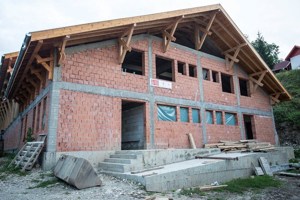 A „pirosba felépített” sportcsarnok •  Fotó: Balla László