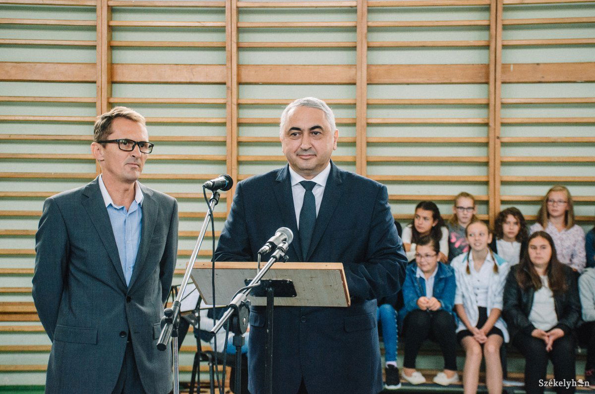 Valentin Popa Csíkszentdomokoson magyar tolmácsolással mondta el tanévnyitó beszédét &bullet;  Fotó: Gecse Noémi