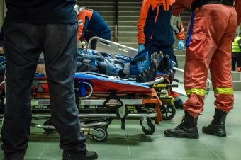 Autóbusz ütközött egy pótkocsinak, 22-en kerültek kórházba
