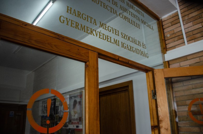 Szülők külföldön, gyerekek rokonoknál: riasztó számokat közölt a gyermekjogvédelmi hatóság