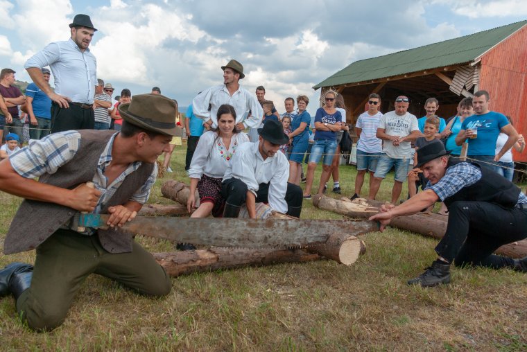 Csizmát dobtak, vizet talicskáztak, buglyát hordtak és fűrészeltek a falusi olimpián