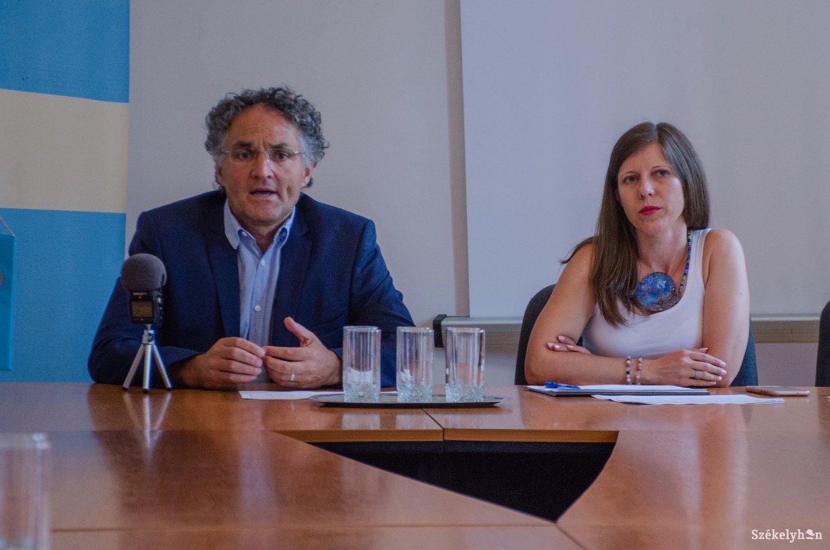 Ráduly Róbert Kálmán és Prigye Kinga. Beszámoltak a fesztivállal kapcsolatos fontosabb tudnivalókról &bullet;  Fotó: Gecse Noémi