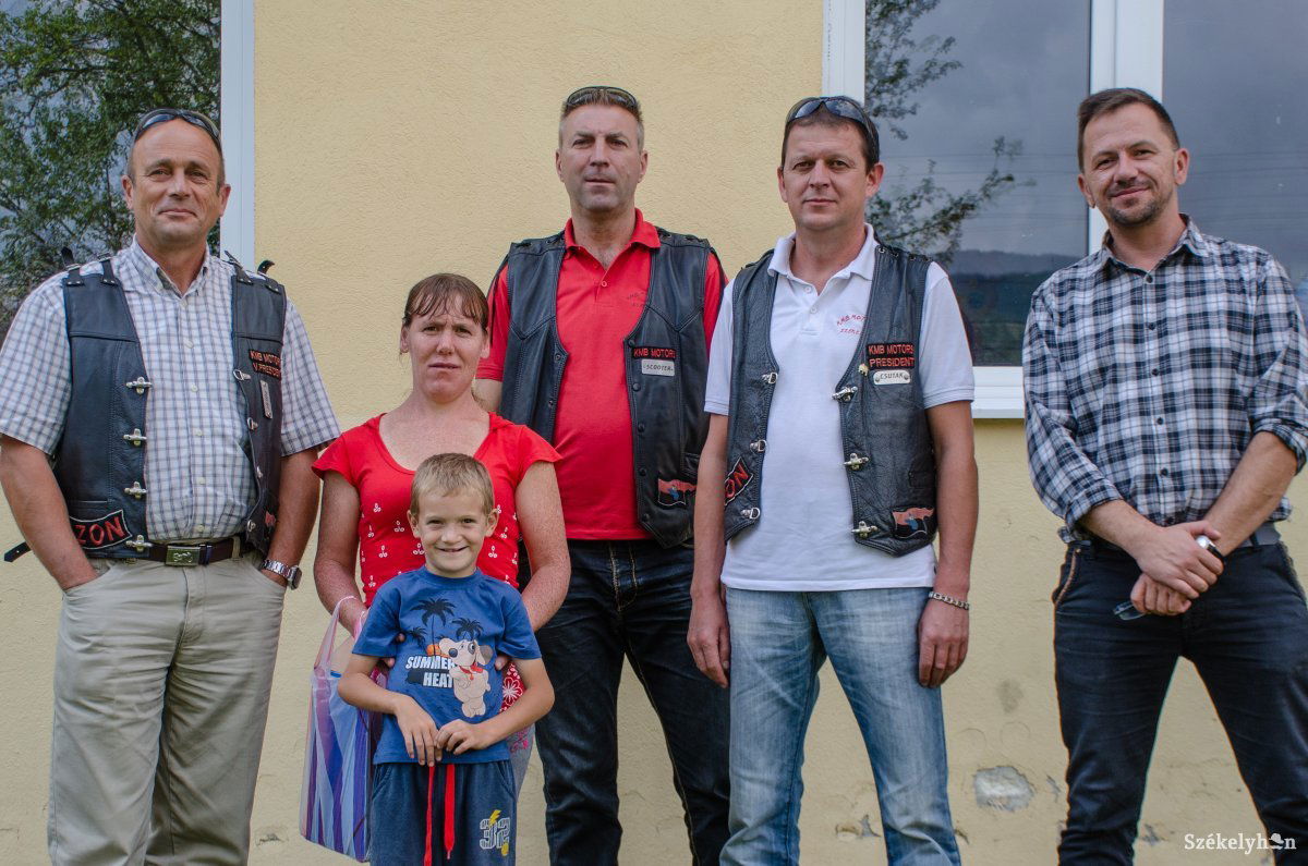 Tankó Tamás és édesanyja a jótékony motorosok és iskolaigazgató körében •  Fotó: Gecse Noémi