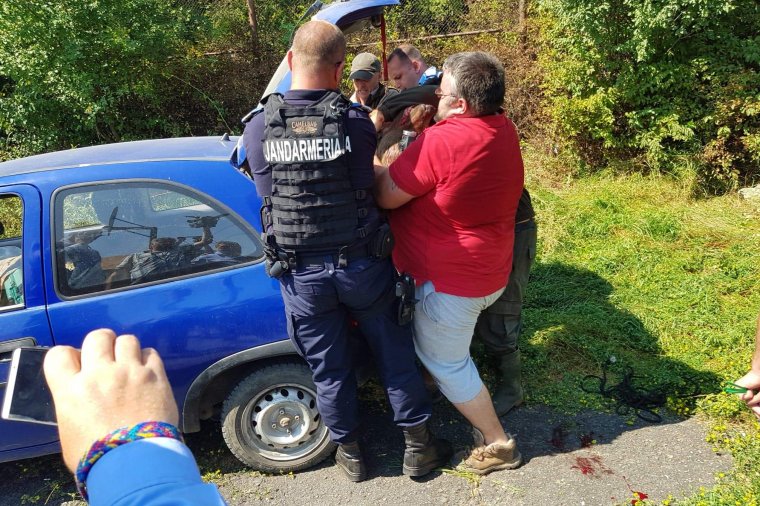 Csíkszeredába tévedt egy medve, és elaludt egy portán