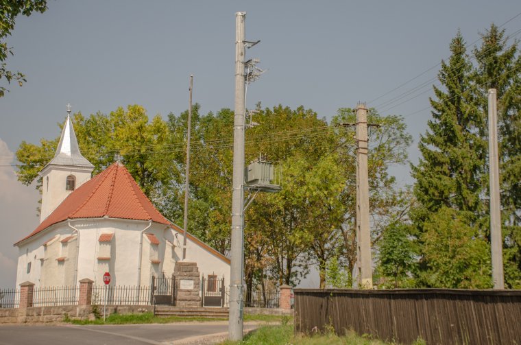 Kicserélik az összes villanyvezetéket és oszlopot Csíkpálfalva községben
