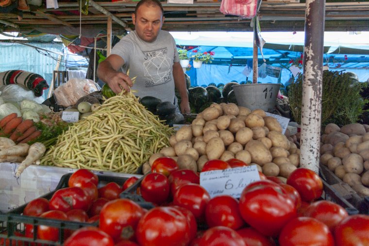Továbbra is drágák a termékek a csíkszeredai zöldségpiacon