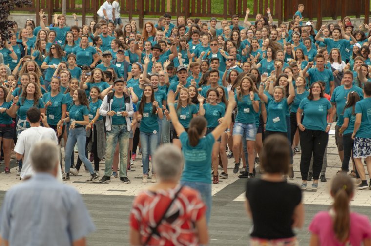 „Kapunk nyitva, szívünk tárva!” – flashmobbal üzentek a CSIT-esek