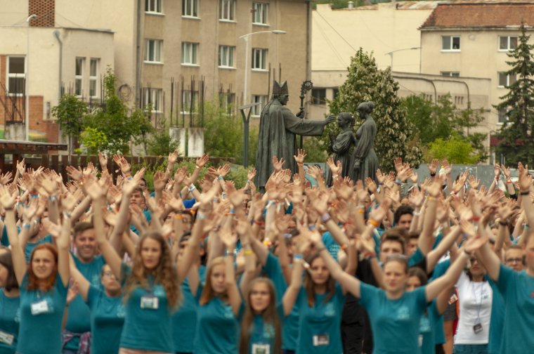 Év közben Fiatalok a fiatalokért, vasárnap mindenki értük