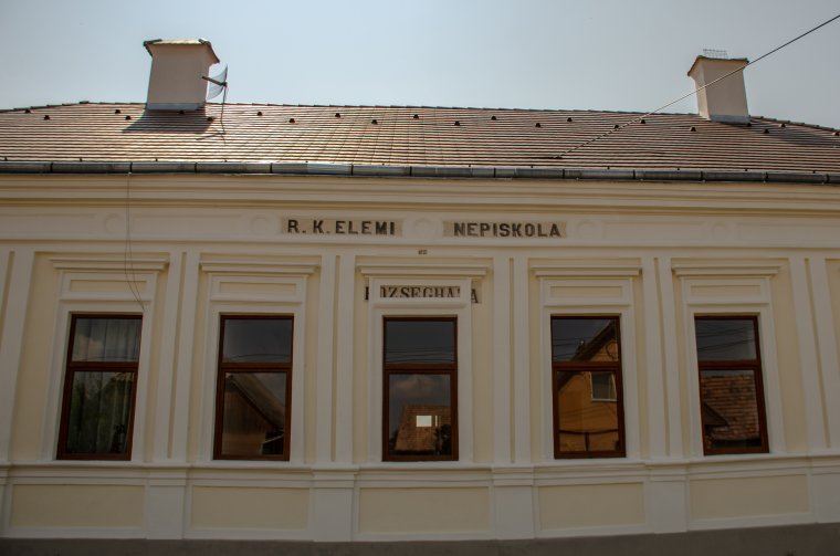 Községháza felirat került elő a csíkszentimrei iskola felújítása közben