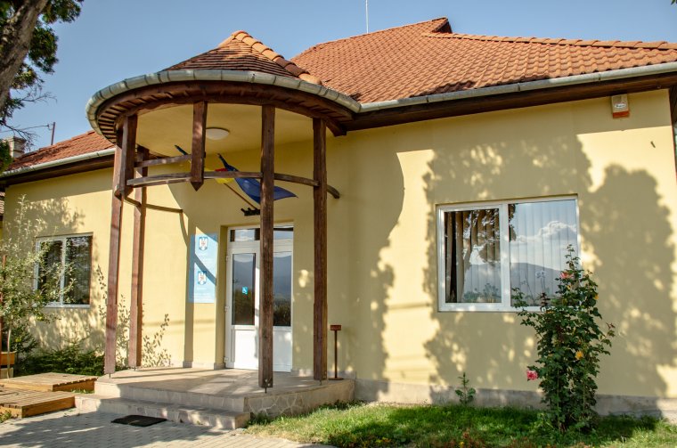 Eltüntette az önkormányzat a háromnyelvű feliratot a madéfalvi községháza homlokzatáról