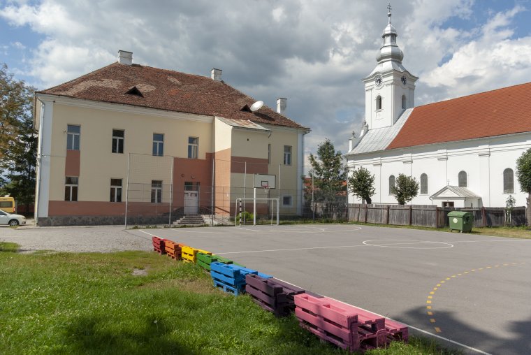 Csíki játszótereket, feredőt újítottak fel a külföldi önkéntesek