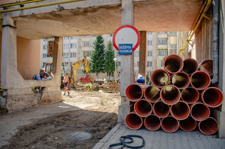 Már dolgoznak Csíkszereda legrégebbi lakóövezetének felújításán