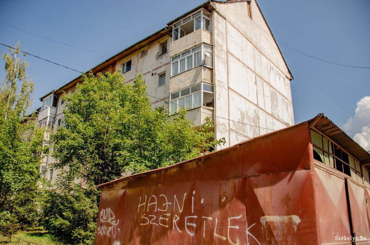 A csíkszeredai Octavian Goga sétány 2. és 4. szám alatti tömbházak is lemaradtak a korábbi pályázati kiírásról. Új lehetőségre várnak &bullet;  Fotó: Gecse Noémi