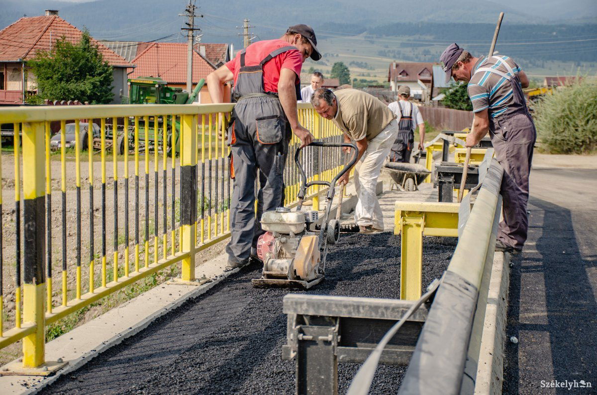 Lassan nincs, aki a gép mögé állhatna. A munkaerő inkább a nyugati országokat választja. Képünk illusztráció &bullet;  Fotó: Gecse Noémi