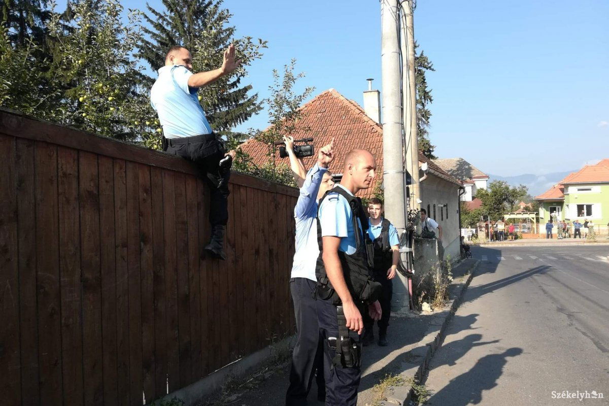 Csendőrök vigyázzák a medve álmát. Egy biztonságosabb, altatólövedékes fegyverrel lehetne ideiglenesen rendezni a helyzetet •  Fotó: Székelyhon
