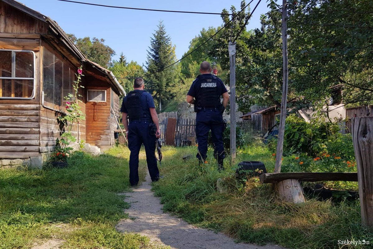 Helyszínbiztosítás. Jöhetne már az a kiemelési engedély... •  Fotó: Székelyhon