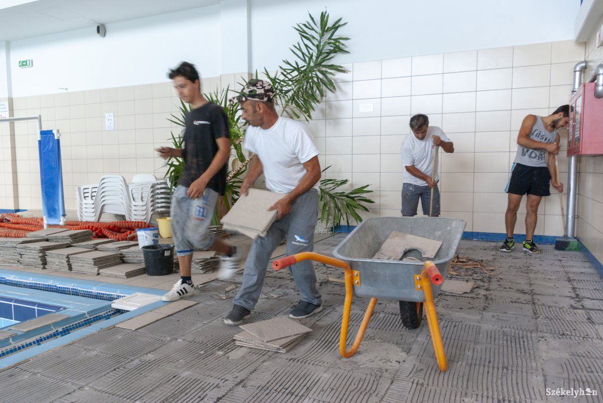 Építési hibákat javítanak ki a csíkszeredai uszodában. Szeptember 3-án nyitják ki újra &bullet;  Fotó: Gábos Albin