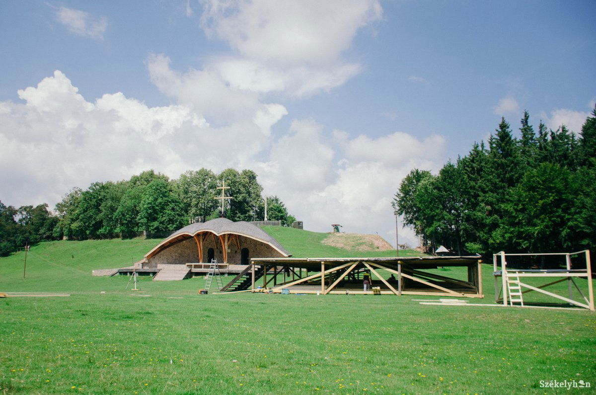 A csíksomlyói nyeregben felépített színpadon lesz az előadás &bullet;  Fotó: Gecse Noémi