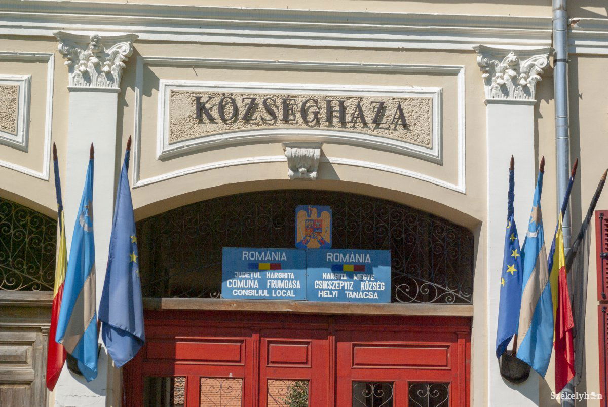 Ilyen volt a szépvízi községháza a felirat és a székely zászló eltávolítása előtt •  Fotó: Gábos Albin