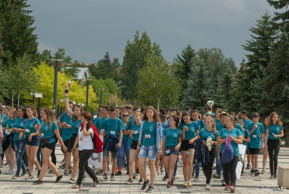 Megtöltötték a főteret az ifjúsági találkozó fiataljai. Villámcsődülettel üzentek a városnak &bullet;  Fotó: Gábos Albin