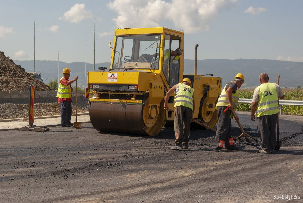 Az utolsó aszfaltréteget is elterítették az új körforgalomban. Befejezik a munkát  &bullet;  Fotó: Gábos Albin