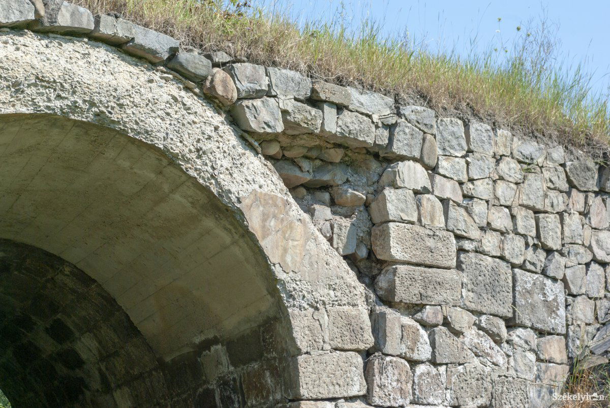 A kőből kirakott boltíves híd rongálódik, több kő már kiesett a helyéről &bullet;  Fotó: Gábos Albin