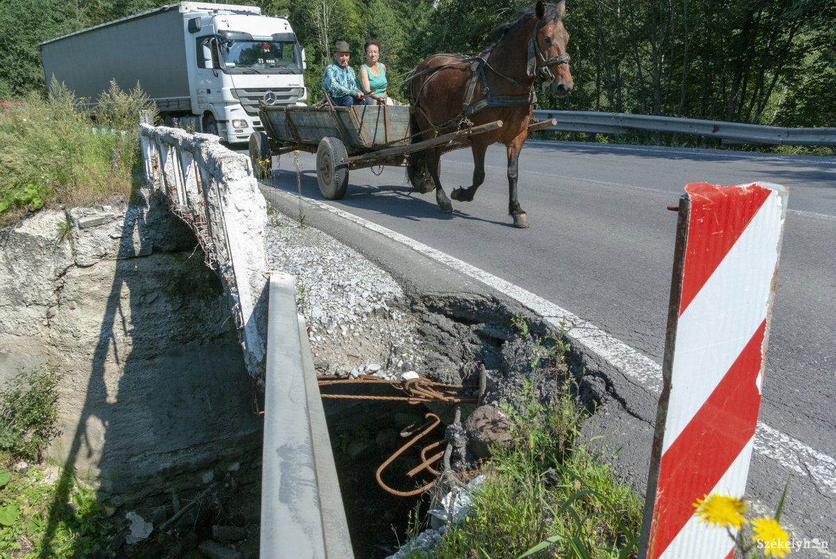 Az útburkolat is beomlott az egyik hídnál, ahol a védőkorlát tönkrement &bullet;  Fotó: Gábos Albin